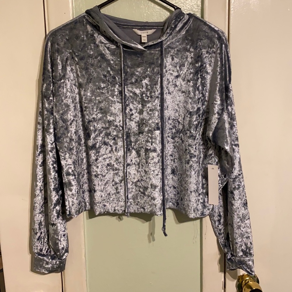 Hoodie with adjustable strings